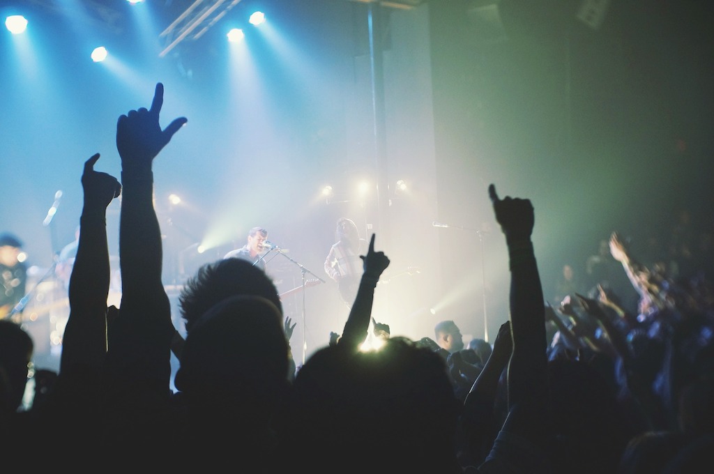 Der Schatten von Menschen bei einem Konzert