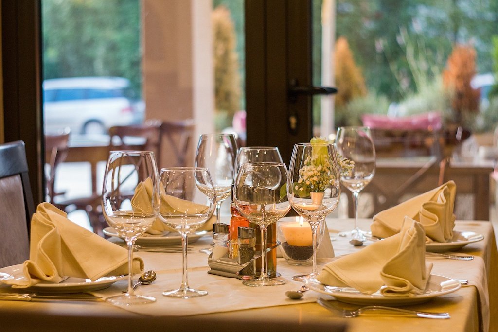 Ein schön gedeckter Tisch im Restaurant